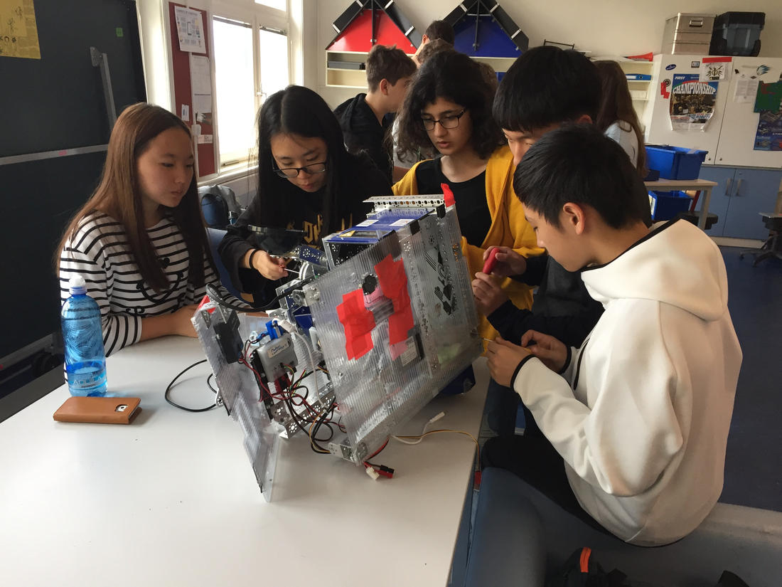 Building in the robotics room, October 2017