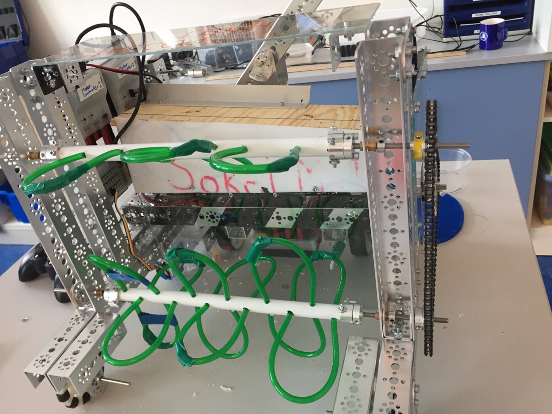 Náš robot se zásobníkem a vystřelovacím ramenem